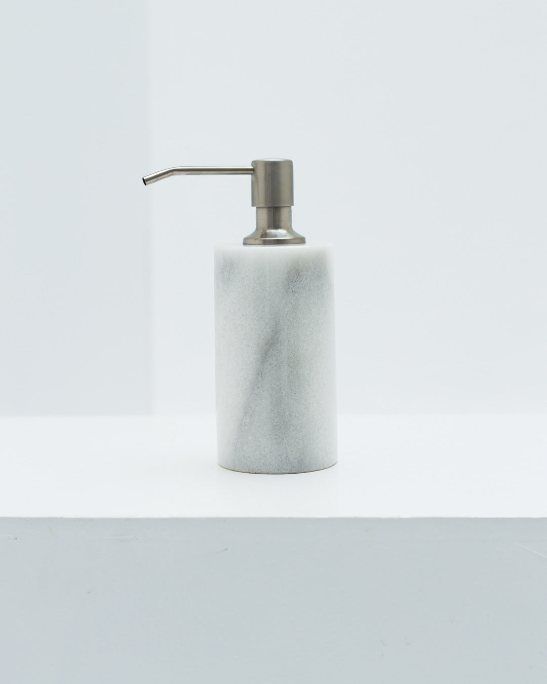 طقم حمام من الرخام الطبيعي الابيض