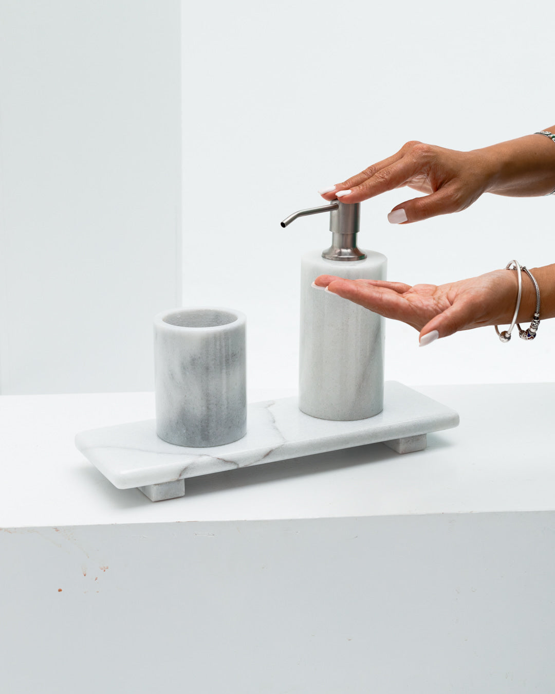 طقم حمام من الرخام الطبيعي الابيض