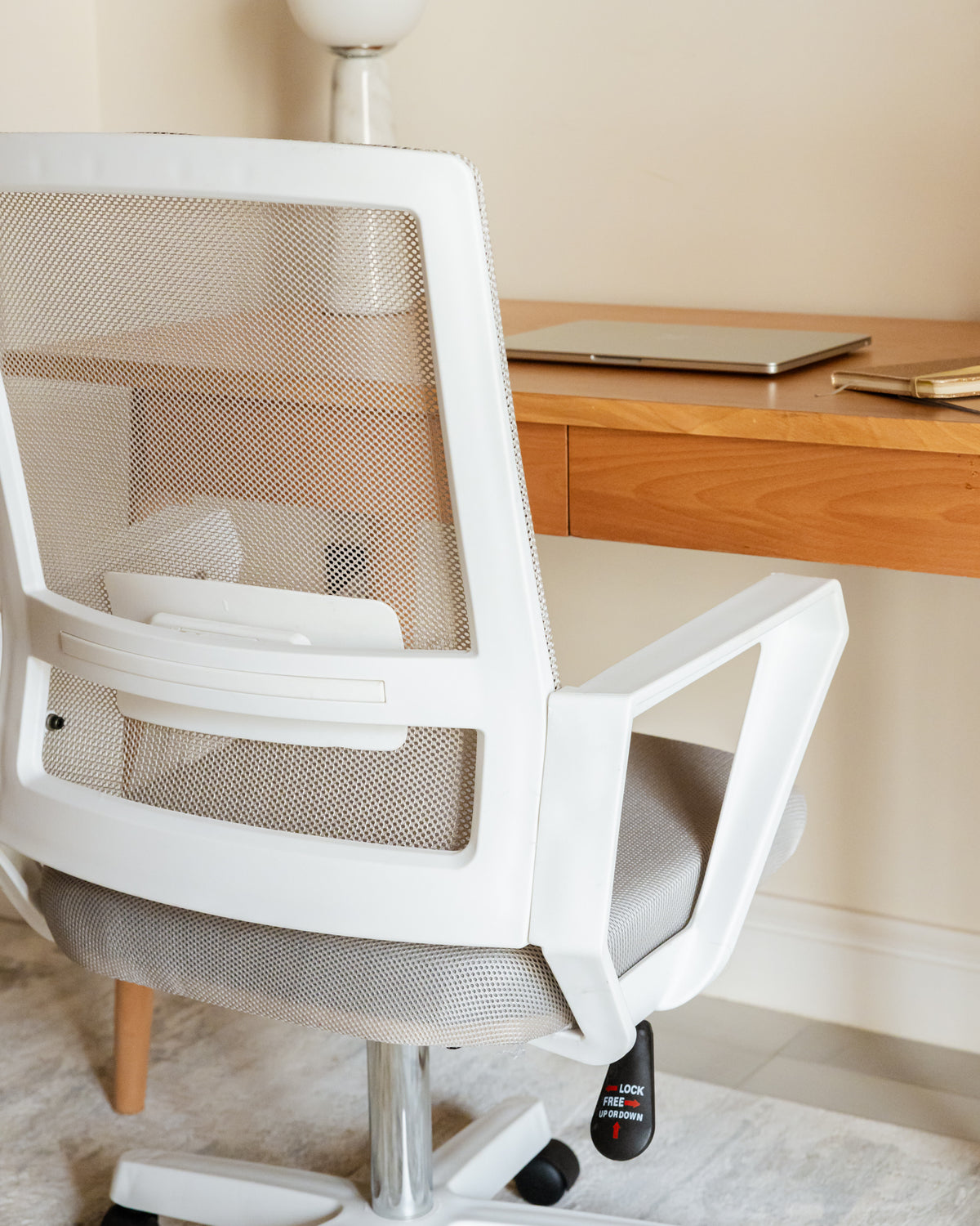 WHITE MESH CHAIR