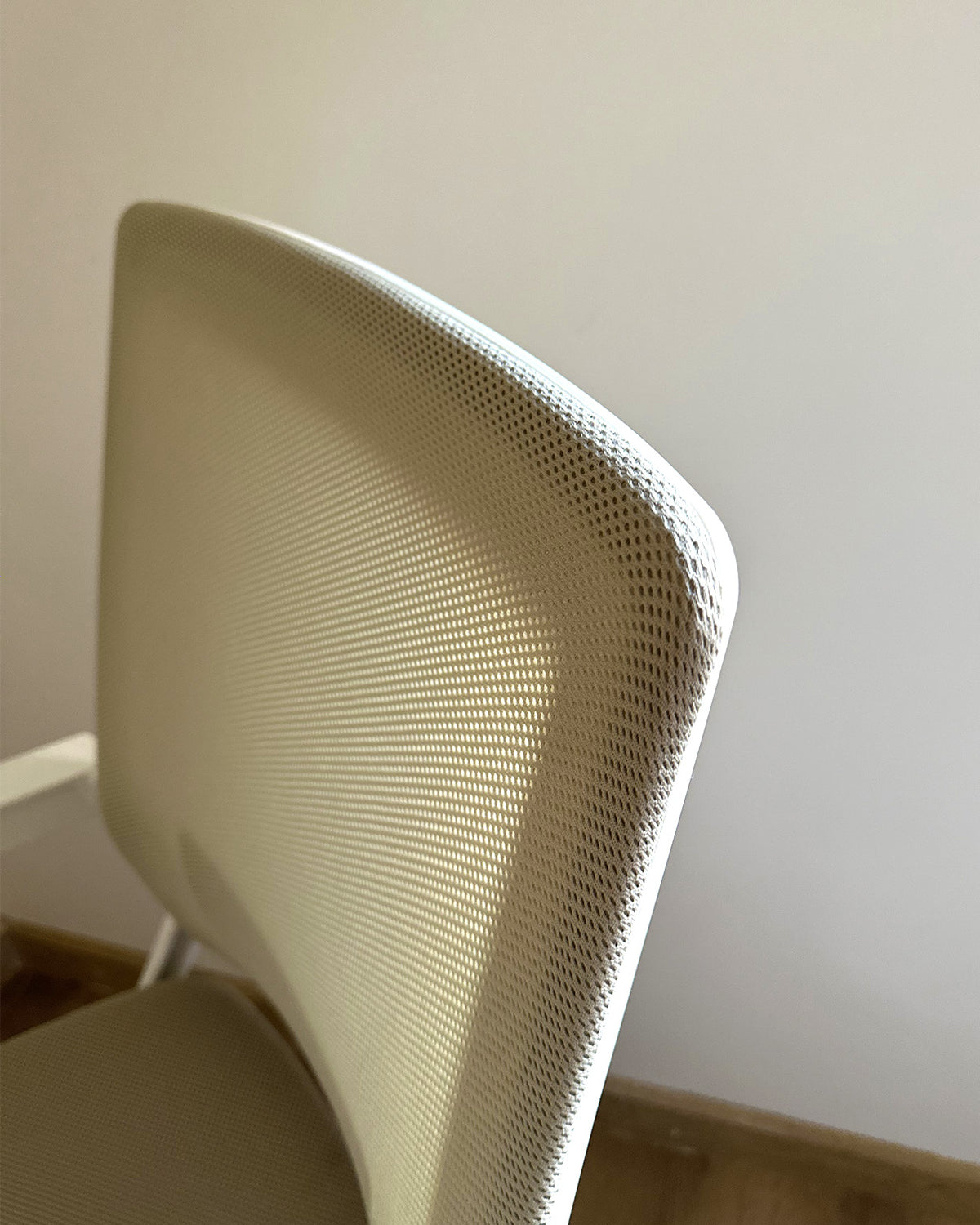 WHITE MESH CHAIR