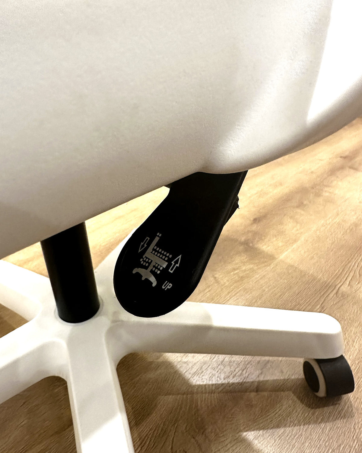 WHITE MESH CHAIR